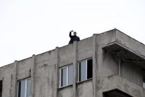 İntihardan vazge&ccedil;mek i&ccedil;in kızını ve otomobilini istedi