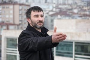 Otomobil ve kızı i&ccedil;in &ccedil;atıya &ccedil;ıkarak intihara kalkıştı