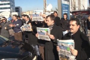 Bank Asya &ouml;n&uuml;nde protesto