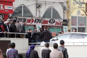 Yayalar yol verme y&uuml;z&uuml;nden tartıştı