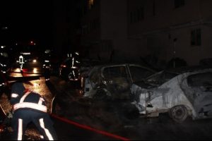 Şizofren hastası ara&ccedil;ları kundakladı