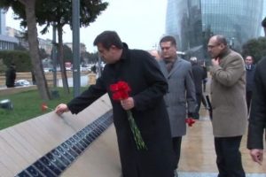 Ayağının tozuyla ziyaret etti