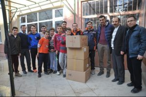 Minik &ouml;ğrencilerden yangın faciası yaşayan k&ouml;ye yardım