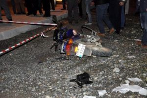 Otomobilin &ccedil;arptığı motosikletli yaşamını yitirdi