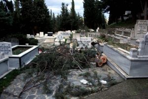 Lodos mezarlıklarda hasara yol a&ccedil;tı