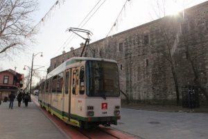 Bursalılar, sokaklara ve &ccedil;arşılara d&ouml;k&uuml;ld&uuml;