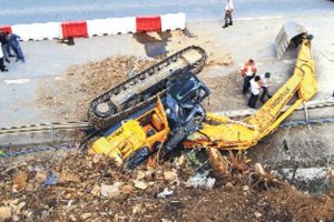 Malatya'da yolcu otob&uuml;s&uuml; iş makinesine &ccedil;arptı: 29 yaralı