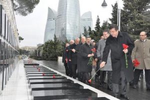 Ekonomi Bakanı Zeybek&ccedil;i Azerbaycan'da T&uuml;rk şehitliğini ziyaret etti