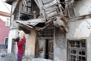 K&uuml;&ccedil;&uuml;k Azra'dan yavru k&ouml;peklere şefkat eli