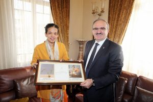 Sri Lanka'da geliştirilen &ccedil;i&ccedil;eğe bakın kimin adı verildi?