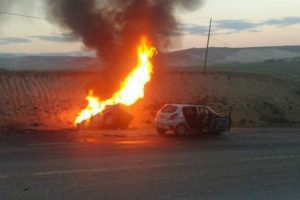 Kafa kafaya &ccedil;arpıştılar, 1'i alev aldı: 1 &ouml;l&uuml;, 4 yaralı