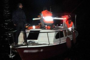 İzmir'de ka&ccedil;akları taşıyan tekne alabora oldu, 1 kayıp var