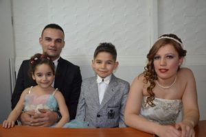 Evliliklerinin yıl d&ouml;n&uuml;m&uuml;nde &ccedil;ocuklarıyla d&uuml;ğ&uuml;n yaptılar