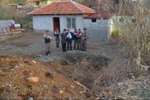 Su dolu &ccedil;ukura d&uuml;şen &ccedil;ocuk &ouml;ld&uuml;