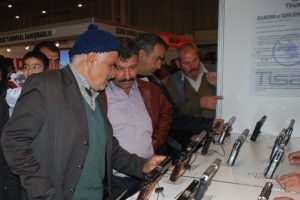 Ekmek değil silah kuyruğu