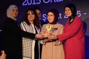 Emine Erdoğan'a Bursa'da, 'T&uuml;rkiye'ye değer katan kadınlar onur &ouml;d&uuml;l&uuml;' verildi