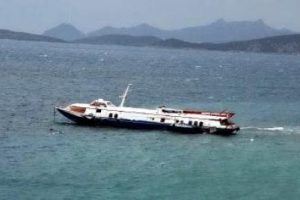 Fırtınada s&uuml;r&uuml;klenen deniz otob&uuml;s&uuml; karaya oturdu