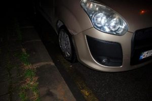 Otomobillerin lastiklerini patlattılar
