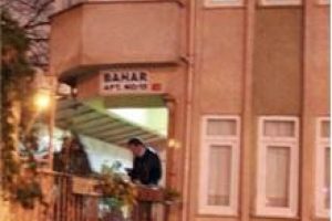 2 &ccedil;ocuk annesi sırtından bı&ccedil;akladı
