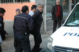 İstanbul b&ouml;yle kavga g&ouml;rmedi: Birbirleriyle kavga ettiler, kendilerini yaraladılar