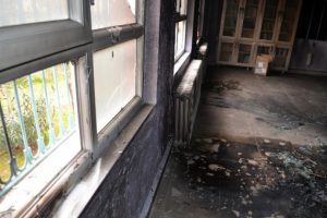 Okul binasını ateşe verdiler