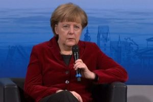 Merkel: "Ukrayna krizi askeri y&ouml;ntemlerle &ccedil;&ouml;z&uuml;lemez"