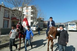 Jokey dediğin gelini b&ouml;yle alır