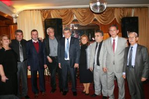 DP'ye &uuml;ye olanlara rozetleri takıldı