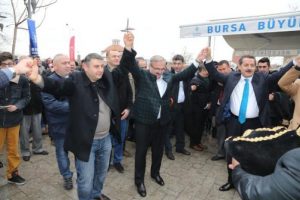 Bakan &Ccedil;elik ve Vali Karaloğlu hamsi dağıtıp, horon tepti