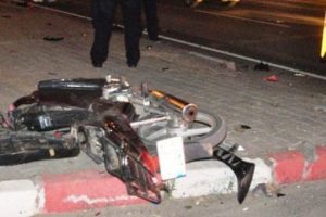 Orhangazi'de motosiklet, tıra &ccedil;arptı: 1 &ouml;l&uuml;