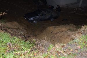 Aracıyla 5 metreden şarampole yuvarlandı