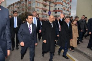 Balkondan el sallayan ailenin evine konuk oldu