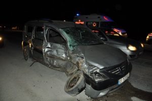 Minib&uuml;s ile otomobil &ccedil;arpıştı: 5 yaralı