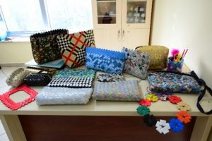 Eski gazete ve dergiler son moda &ccedil;antalara d&ouml;n&uuml;ş&uuml;yor