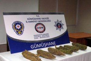 Gizli b&ouml;lmelerden 2 kilo esrar &ccedil;ıktı