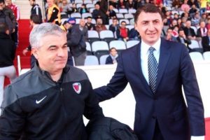 "Birisi takımdan kovuyor,birisi &uuml;lkeden kovuyor"