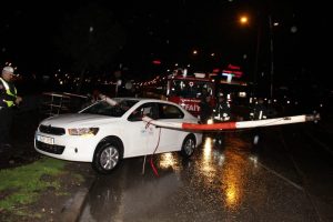 Bariyer otomobilin camından ok gibi saplandı