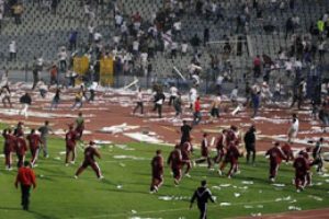 Mısır'da b&uuml;y&uuml;k facia!Taraftarlar polisle &ccedil;atıştı ve...