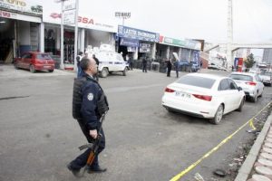 Hırsızlar polisle &ccedil;atıştı: 1 polis yaralı