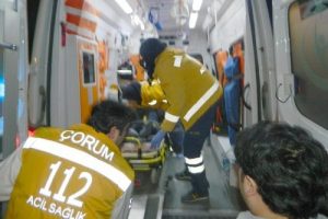 Motosiklet, cipe &ccedil;arptı: 1'i ağır 2 yaralı