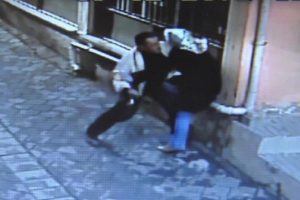 Boşanmak isteyen eşe bı&ccedil;aklı koca dehşeti kamerada