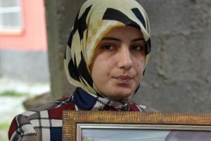 Girdiği evde &ouml;ld&uuml;r&uuml;len gencin ailesi 'hırsız' iddiasına tepki g&ouml;sterdi