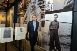 Orhan Pamuk'tan Şiir K&uuml;t&uuml;phanesi'ne &ouml;vg&uuml;