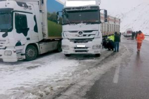 Zincir takmak i&ccedil;in TIR'dan indi, sonu oldu...