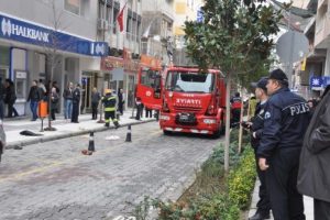 İşsiz vatandaş belediyenin &ccedil;atısına &ccedil;ıktı