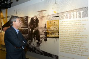 Orhan Pamuk 'Şiir K&uuml;t&uuml;phanesi'ne hayran kaldı