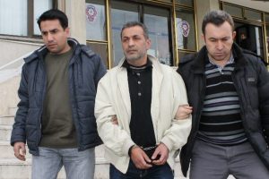 Eşini kendisiyle konuşmadığı i&ccedil;in bı&ccedil;aklamış