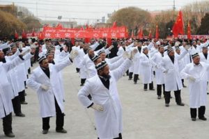 &Ccedil;in'de imamlar zorla dans ettirildi