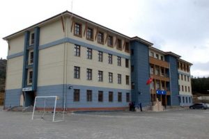 Okulun bilgisayar ve televizyonlarını &ccedil;aldılar