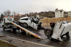Otomobil ikiye ayrıldı